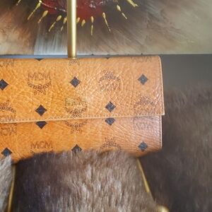 MCM LONG WALLET. PRELOVED IS STILL IN GOOD CONDITION , NO TEARS
